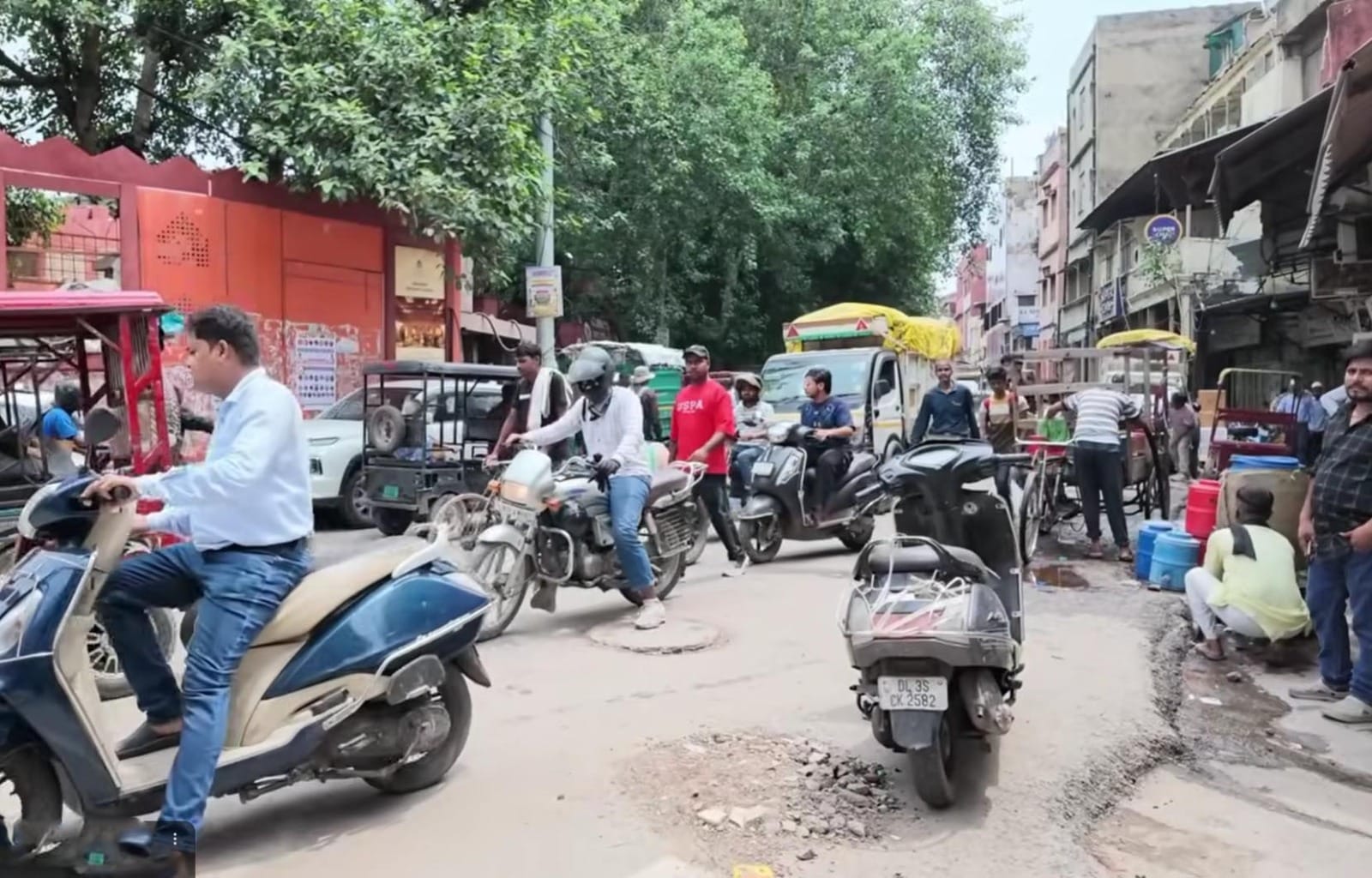 Kesibukan jalan raya di New Delhi yang dipenuhi oleh pergerakan sepeda motor, kendaraan roda tiga, dan gerobak pedagang, menunjukkan menyempitnya ruang bebas pejalan kaki