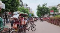 Pengayuh becak tradisional bersiap membawa penumpang di kawasan Delhi Lama.
