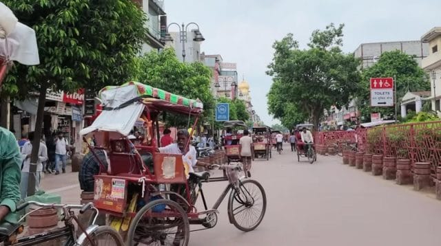 Pengayuh becak tradisional bersiap membawa penumpang di kawasan Delhi Lama.