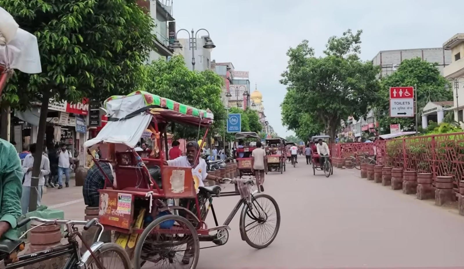 Pengayuh becak tradisional bersiap membawa penumpang di kawasan Delhi Lama.