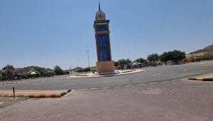 Monumen menara jam berdiri kokoh di tengah bundaran jalan raya kawasan Bani Sa’ad saat ini.