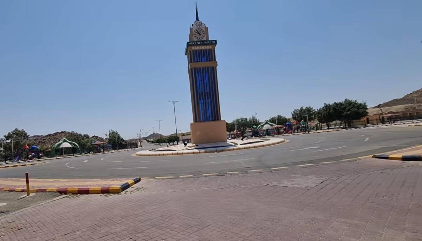 Pemandangan Kawasan Bani Sa’ad Masa Kini Monumen menara jam berdiri kokoh di tengah bundaran jalan raya kawasan Bani Sa’ad saat ini.