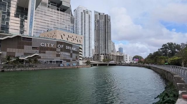 Gedung tinggi City of Dreams di tepi perairan Colombo