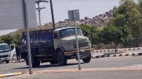 Sebuah truk klasik berdesain lawas melaju santai di jalanan raya modern kawasan Bani Sa’ad