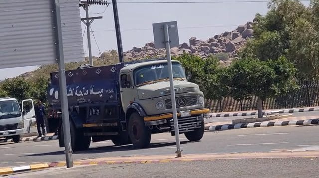 Sebuah truk klasik berdesain lawas melaju santai di jalanan raya modern kawasan Bani Sa’ad