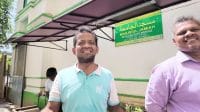 Dua orang pria Muslim Sri Lanka tersenyum ramah di depan bangunan masjid