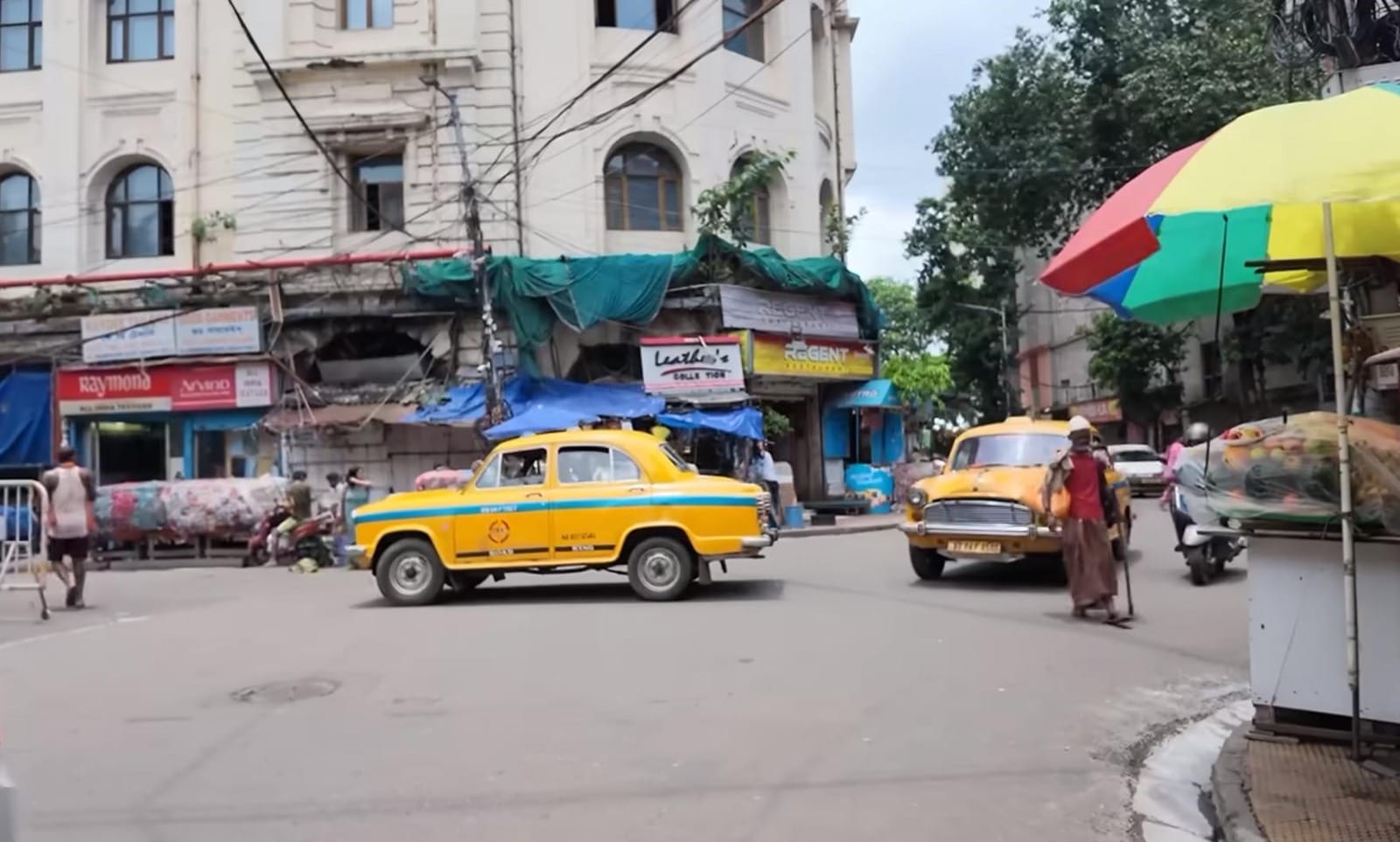 Taksi Sedan Kuning Tua Ikonik Kolkata
