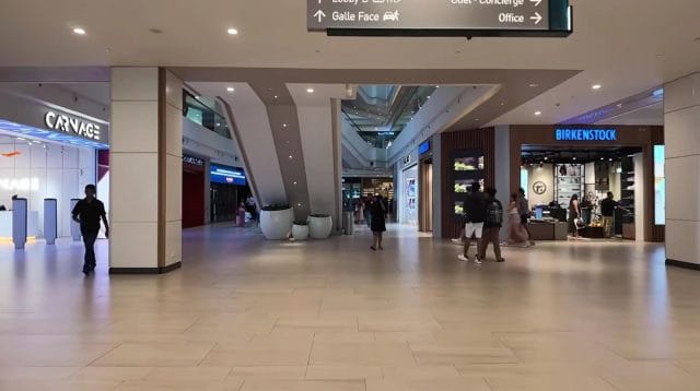 Suasana lorong pusat perbelanjaan modern di Sri Lanka yang bersih dan luas.