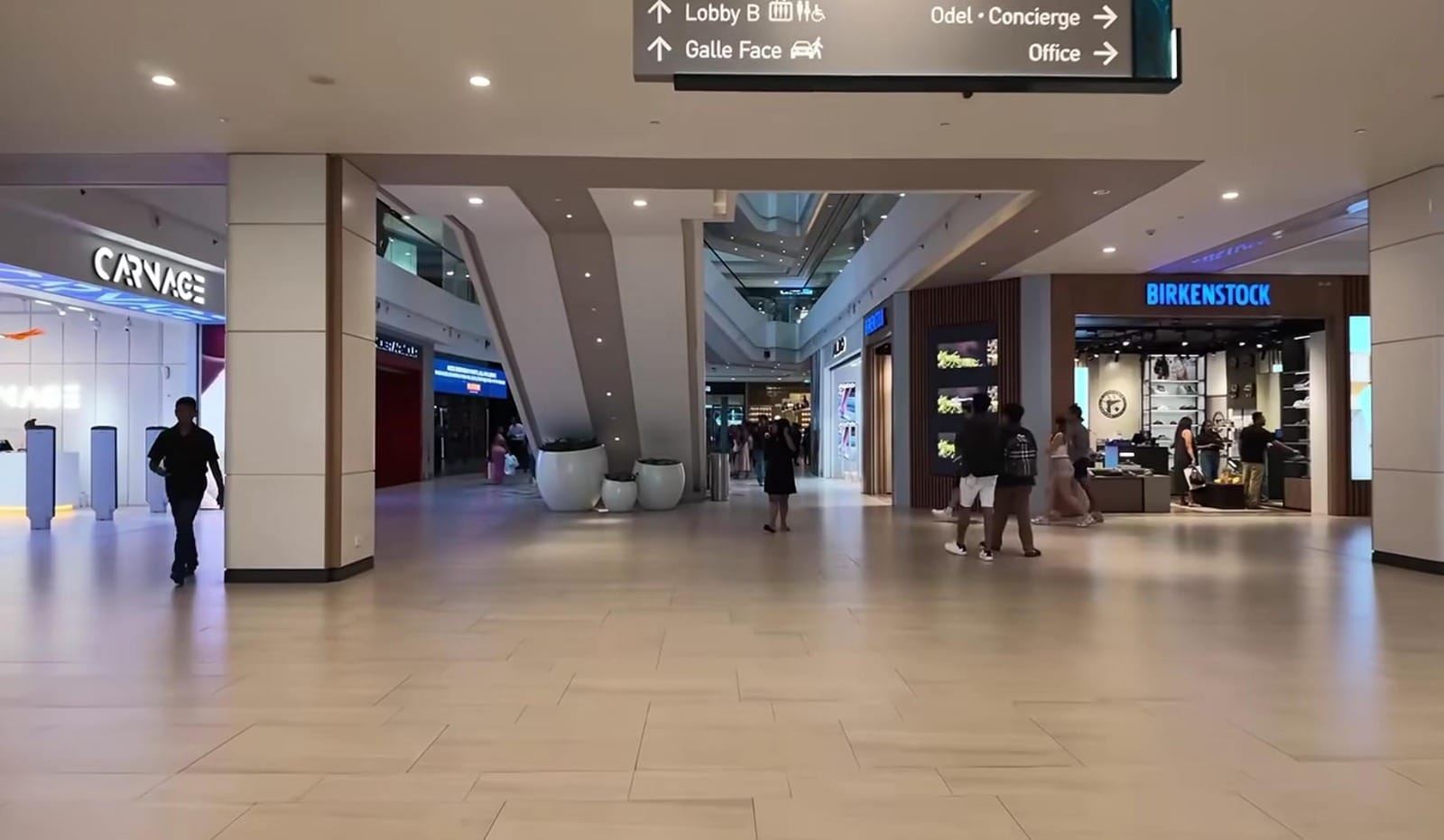 Suasana lorong pusat perbelanjaan modern di Sri Lanka yang bersih dan luas.