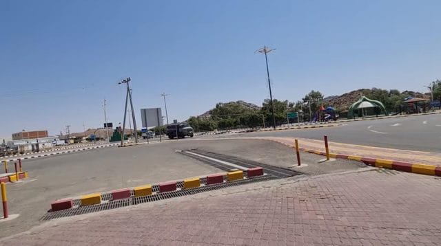 Jalan aspal modern dengan trotoar berwarna melintasi kawasan berbukit di Bani Sa’ad hari ini.