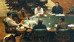 Presiden Prabowo memimpin rapat strategis terkait percepatan hilirisasi dan penataan BUMN bersama jajaran menteri di Hambalang.
