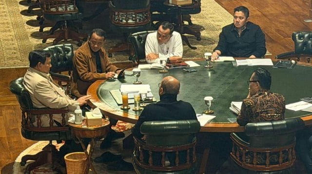 Presiden Prabowo memimpin rapat strategis terkait percepatan hilirisasi dan penataan BUMN bersama jajaran menteri di Hambalang.