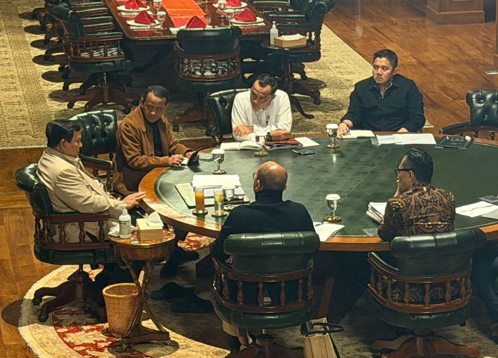 Presiden Prabowo memimpin rapat strategis terkait percepatan hilirisasi dan penataan BUMN bersama jajaran menteri di Hambalang.
