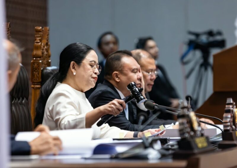 Puan Maharani mengetuk palu sidang pengesahan UU Satu Data Indonesia di DPR RI.