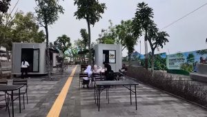 Suasana kawasan pedestrian terbuka modern di IKN dengan lampu jalan dan rambu lalu lintas yang tertata rapi.