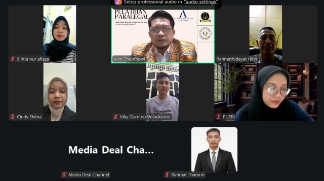 Tampilan layar pelatihan virtual paralegal melalui aplikasi pertemuan online Zoom.