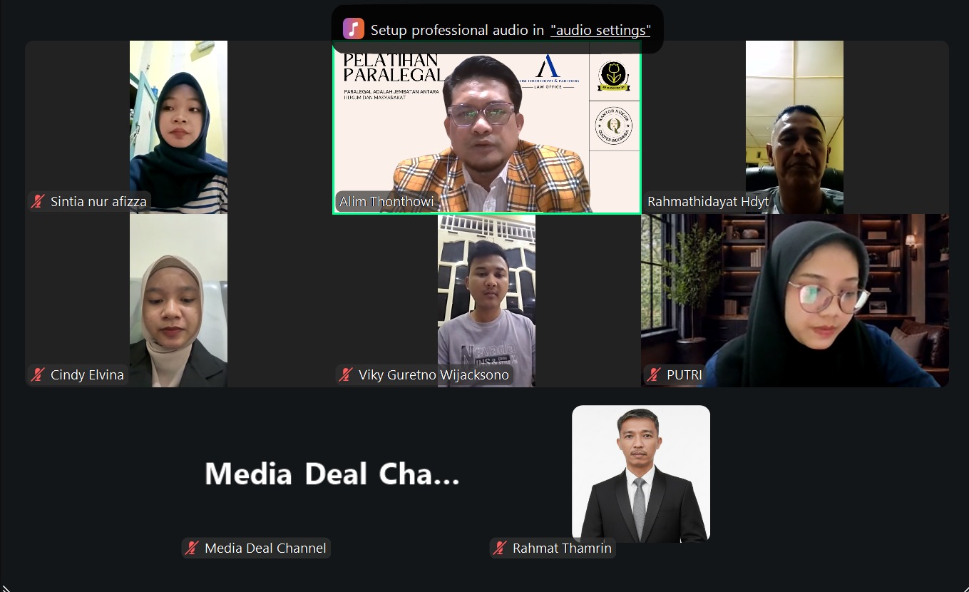 Tampilan layar pelatihan virtual paralegal melalui aplikasi pertemuan online Zoom.