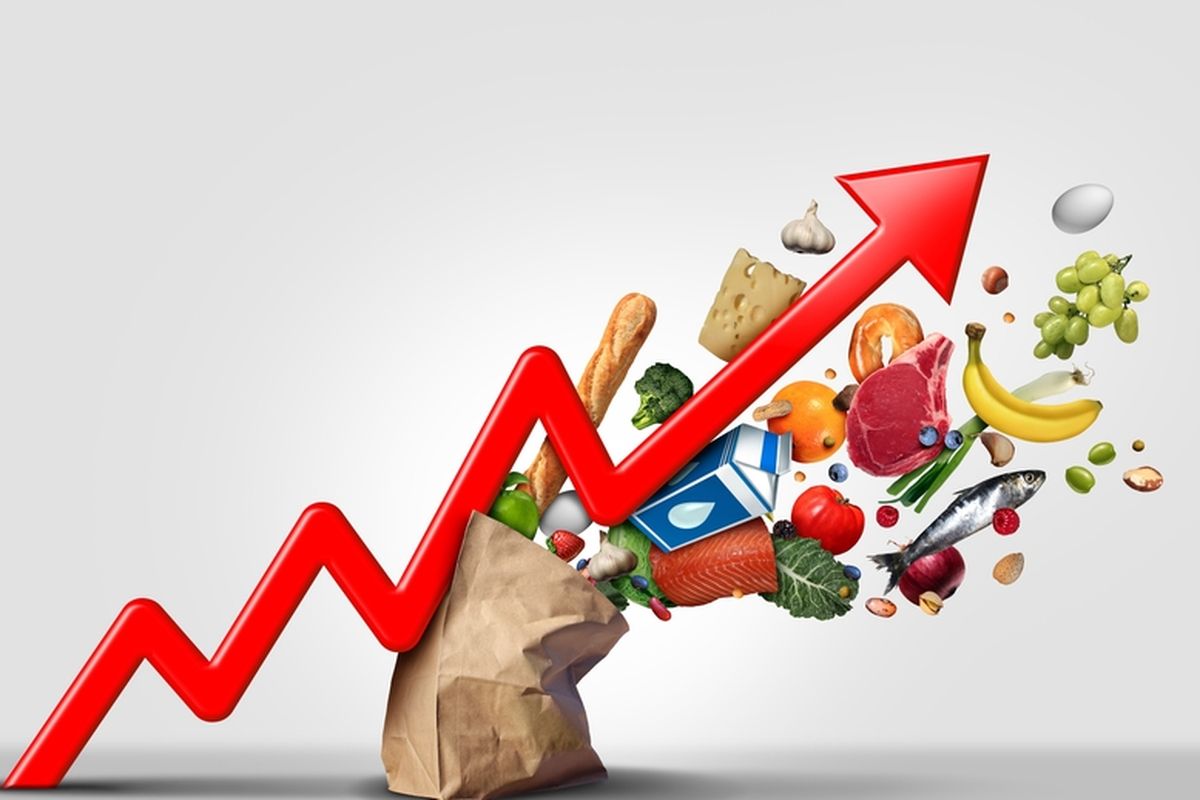 Grafik panah merah naik berlatar belakang berbagai kebutuhan bahan pokok dan makanan.