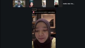 Tampilan layar konferensi video online yang menampilkan beberapa peserta dan pemateri pelatihan hukum.