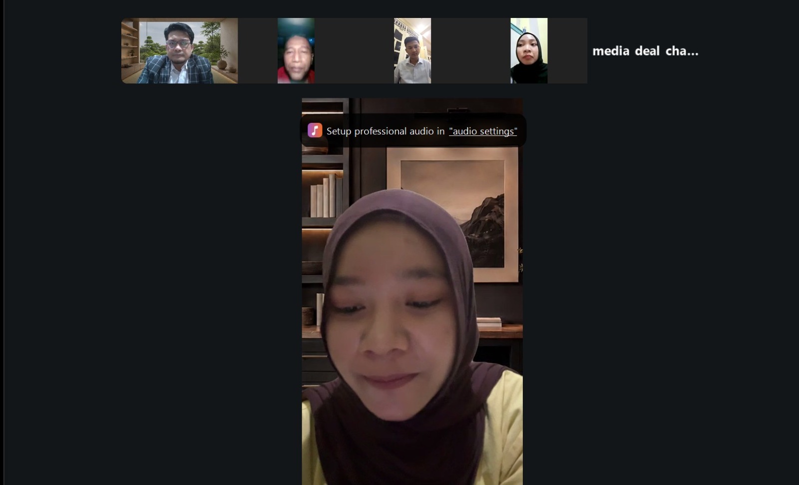 Tampilan layar konferensi video online yang menampilkan beberapa peserta dan pemateri pelatihan hukum.