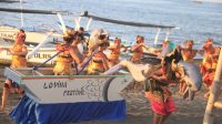 Para penari tradisional Bali membawakan tarian dalam Lovina Festival di tepi pantai.