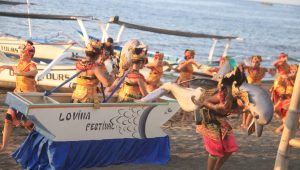 Para penari tradisional Bali membawakan tarian dalam Lovina Festival di tepi pantai.