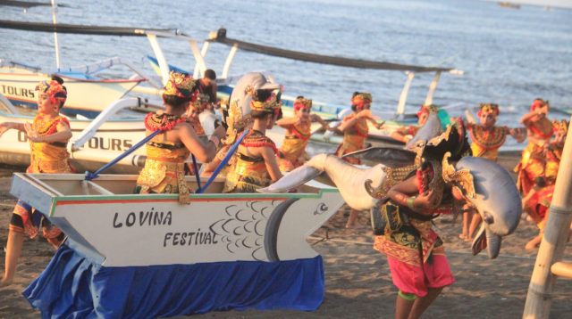 Para penari tradisional Bali membawakan tarian dalam Lovina Festival di tepi pantai.