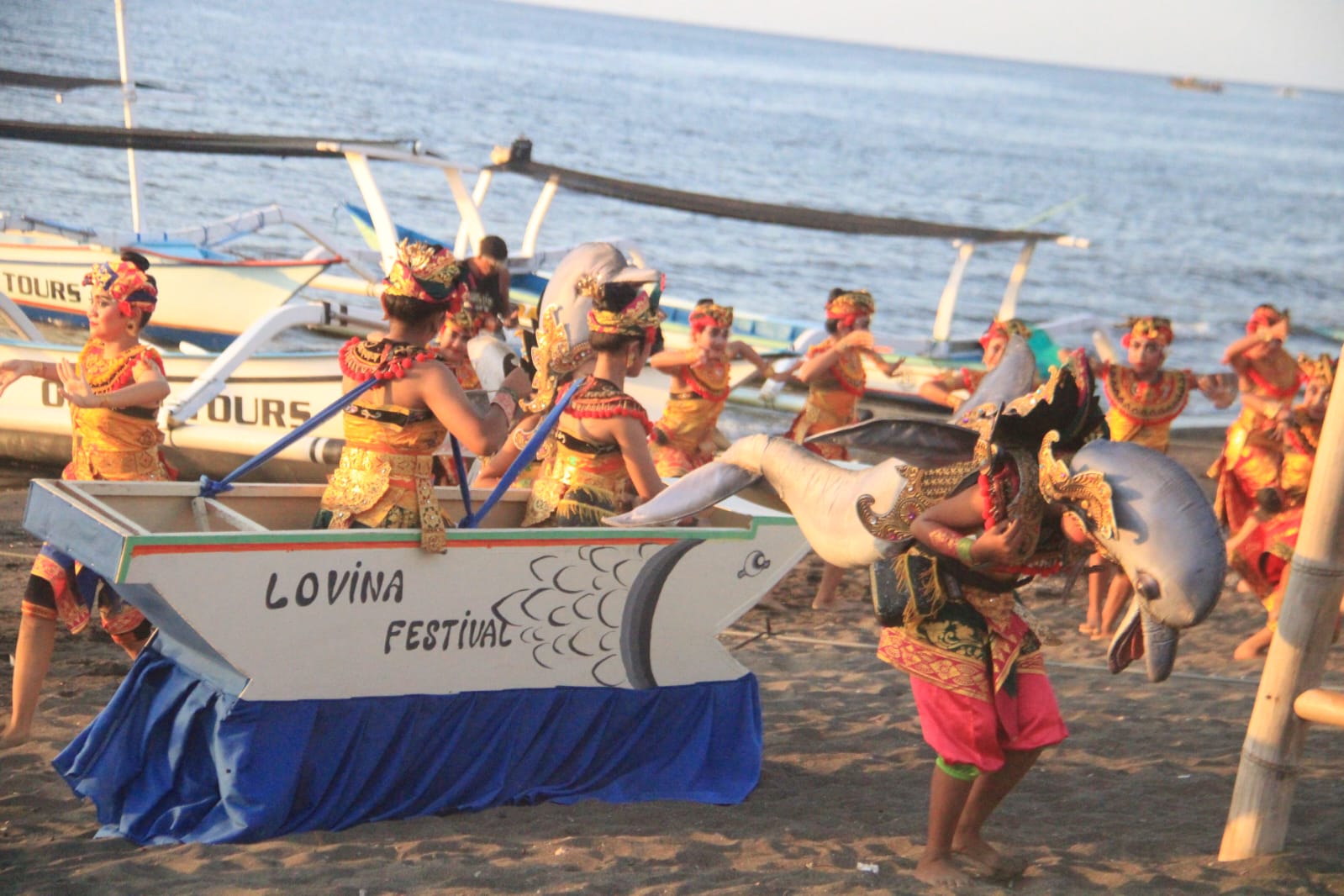 Para penari tradisional Bali membawakan tarian dalam Lovina Festival di tepi pantai.