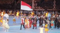 Kontingen Indonesia membawa bendera Merah Putih pada defile pembukaan/penutupan Asian Games.