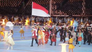 Kontingen Indonesia membawa bendera Merah Putih pada defile pembukaan/penutupan Asian Games.
