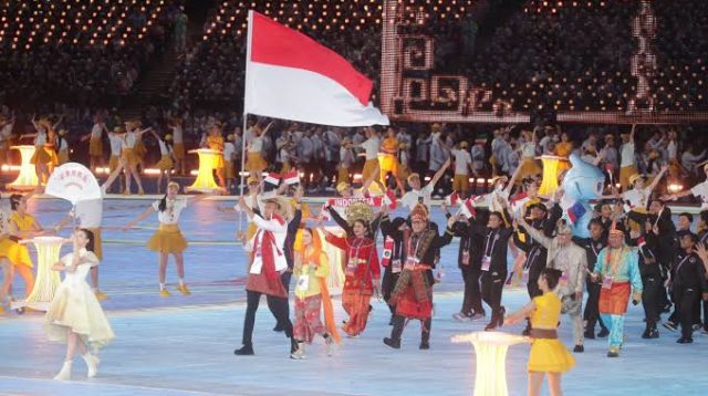 Kontingen Indonesia membawa bendera Merah Putih pada defile pembukaan/penutupan Asian Games.