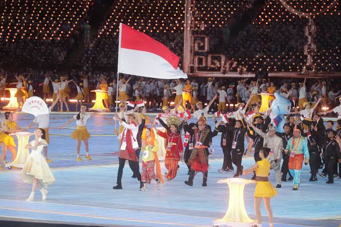 Kontingen Indonesia membawa bendera Merah Putih pada defile pembukaan/penutupan Asian Games.
