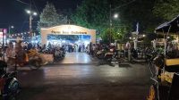 Gerbang masuk Pasar Sore Malioboro yang terang benderang oleh lampu di malam hari.