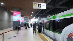 Penumpang sedang mengantre masuk ke dalam rangkaian Kereta Cepat Whoosh di peron stasiun.