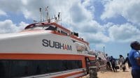 Penumpang bersiap menaiki kapal feri bernama Subham di pelabuhan.