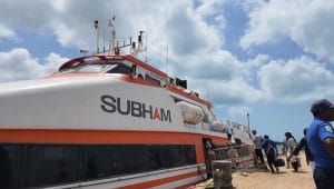Penumpang bersiap menaiki kapal feri bernama Subham di pelabuhan.