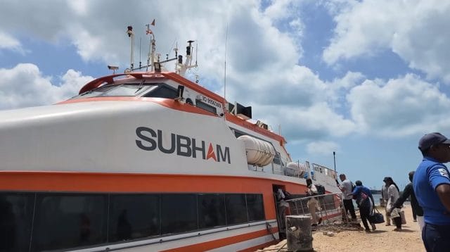 Penumpang bersiap menaiki kapal feri bernama Subham di pelabuhan.