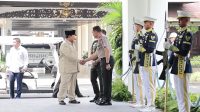 Presiden Prabowo Subianto berjabat tangan dengan perwira Polri dalam acara pengarahan di Istana Kepresidenan.