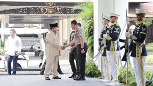 Presiden Prabowo Subianto berjabat tangan dengan perwira Polri dalam acara pengarahan di Istana Kepresidenan.