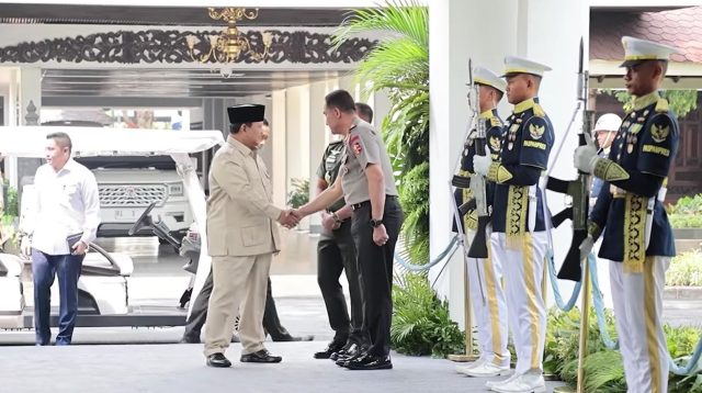 Presiden Prabowo Subianto berjabat tangan dengan perwira Polri dalam acara pengarahan di Istana Kepresidenan.
