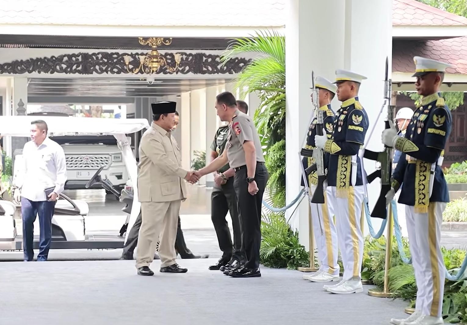 Presiden Prabowo Subianto berjabat tangan dengan perwira Polri dalam acara pengarahan di Istana Kepresidenan.