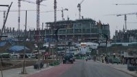 Deretan alat berat tower crane dan struktur fisik gedung Kompleks Legislatif IKN yang sedang dibangun.