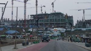 Deretan alat berat tower crane dan struktur fisik gedung Kompleks Legislatif IKN yang sedang dibangun.