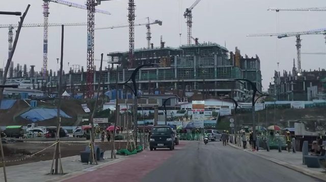 Deretan alat berat tower crane dan struktur fisik gedung Kompleks Legislatif IKN yang sedang dibangun.