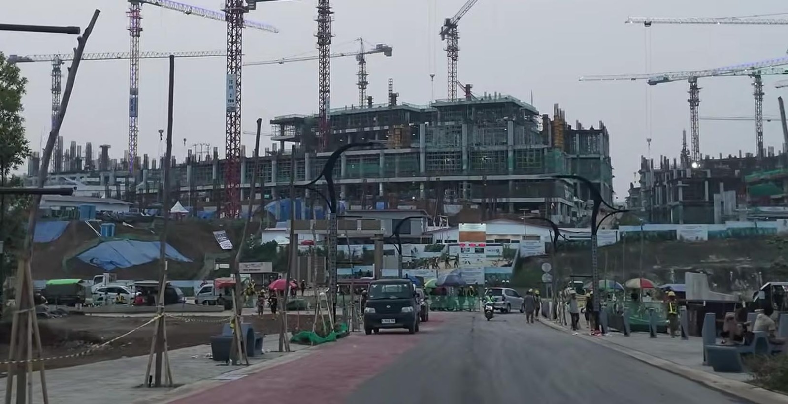Deretan alat berat tower crane dan struktur fisik gedung Kompleks Legislatif IKN yang sedang dibangun.