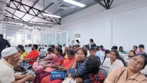 Suasana ruang tunggu terminal penumpang yang dipenuhi warga duduk di kursi antrean.