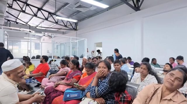 Suasana ruang tunggu terminal penumpang yang dipenuhi warga duduk di kursi antrean.