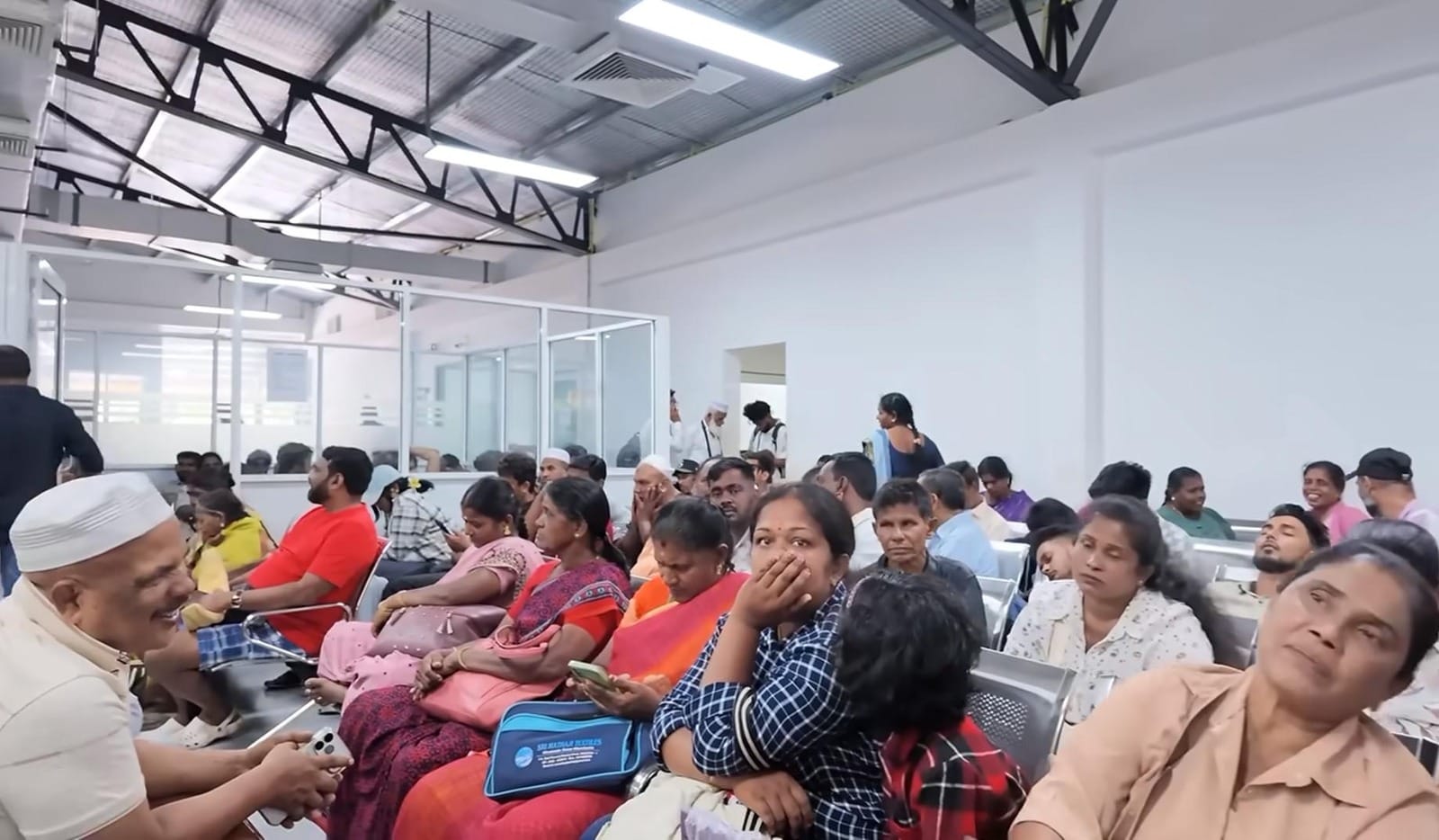 Suasana ruang tunggu terminal penumpang yang dipenuhi warga duduk di kursi antrean.