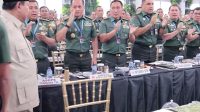 Jajaran perwira tinggi TNI bertepuk tangan saat menghadiri pengarahan Presiden Prabowo Subianto.