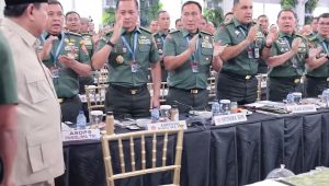 Jajaran perwira tinggi TNI bertepuk tangan saat menghadiri pengarahan Presiden Prabowo Subianto.